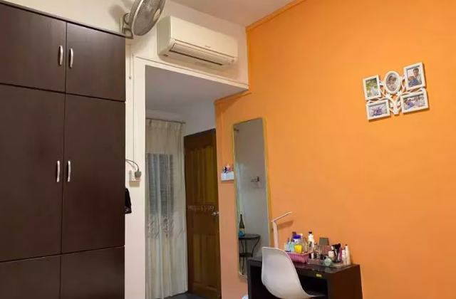 单间出租 • 后港 •  Charlton Park • S$1600 • 联排排屋 • 主人房
