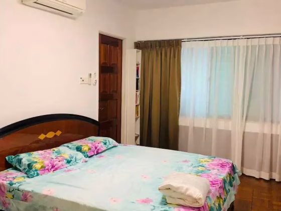 单间出租 • 登加 •  Cairnhill Plaza • S$3000 • 住宅公寓 • 主人房 照片