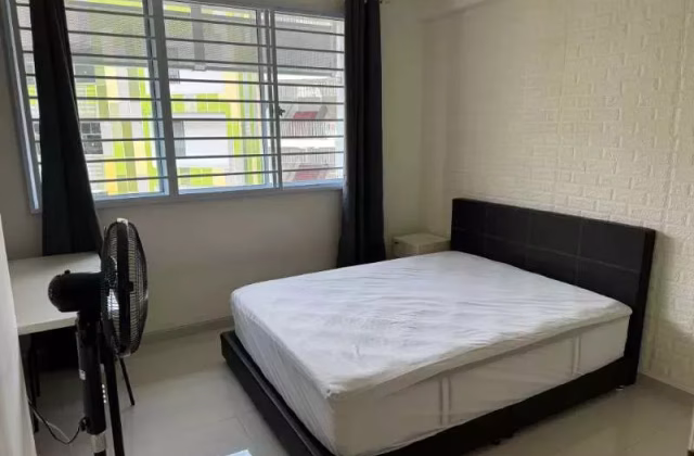 单间出租 • 林厝港 • 738 Jurong West Street 75 • S$1000 • 4房(3臥室) • 普通房