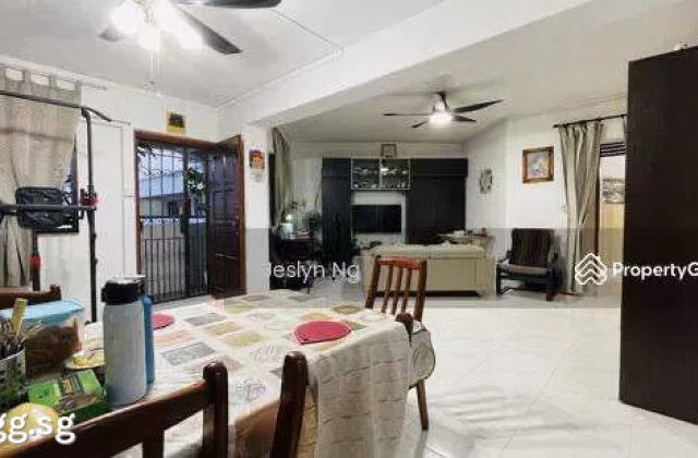 房屋出售 • 林厝港 • 716 Jurong West Street 71 • S$510000 • 5房(4臥室) • 1195ft² / 111m²