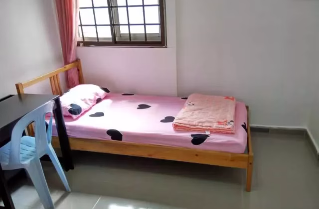 单间出租 • 三巴旺 • 323 Woodlands Street 32 • S$500 • 5房(4臥室) • 普通房