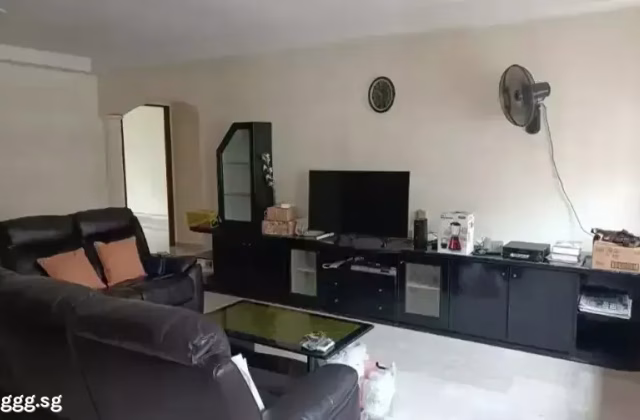 单间出租 • 宏茂桥 • 516 Pasir Ris Street 52 • S$500 • 5房(4臥室) • 佣人房