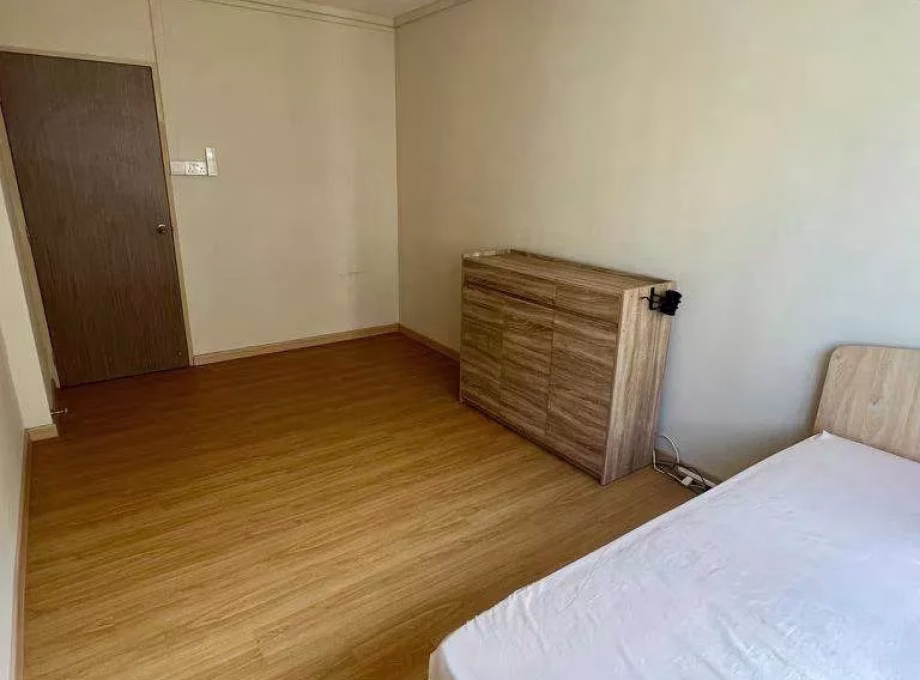 单间出租 • 红山 • 272 Bangkit Road • S$900 • 5房(4臥室) • 佣人房 照片