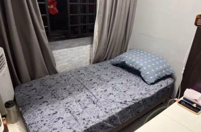 单间出租 • 金文泰 • 105 Henderson Crescent • S$100 • 执行组屋 • 佣人房