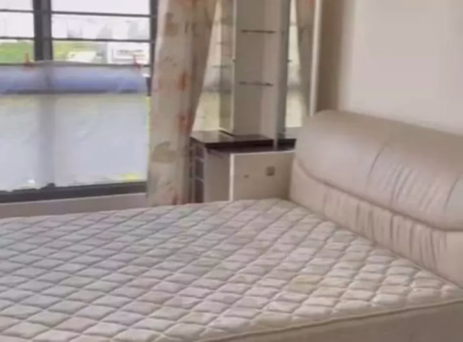 单间出租 • 梧槽 • 347B Yishun Avenue 11 • S$1300 • 5房(4臥室) • 主人房 照片
