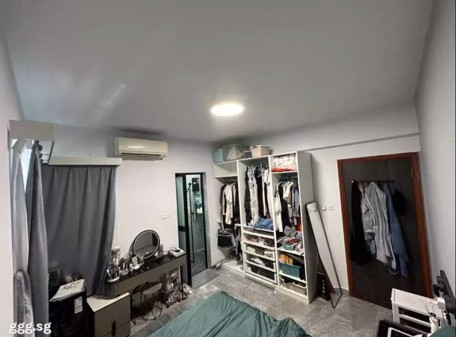 单间出租 • 欧南 •  Canberlin Lodge • S$1600 • 住宅公寓 • 主人房 照片