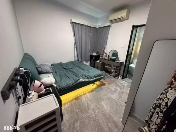 单间出租 • 欧南 •  Canberlin Lodge • S$1600 • 住宅公寓 • 主人房 照片
