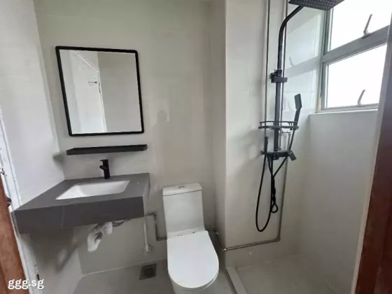 单间出租 • 欧南 •  Canberlin Lodge • S$1600 • 住宅公寓 • 主人房 照片