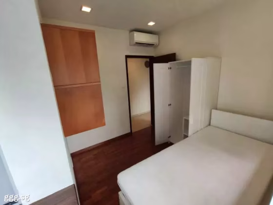 单间出租 • 纽顿 •  Calarasi • S$1150 • 住宅公寓 • 普通房 照片