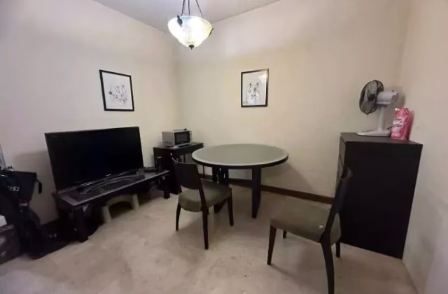 单间出租 • 南部群岛 •  Burlington Square • S$1800 • 住宅公寓 • 普通房