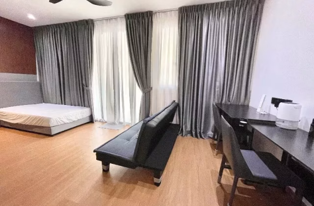 单间出租 • 新加坡河 • LOWLAND ROAD (547405) • S$2000 • 联排排屋 • 主人房