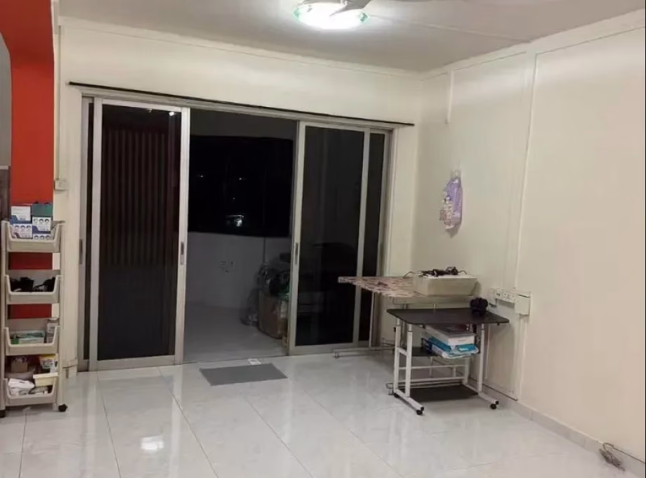 单间出租 • 巴耶利峇 • 25 Teban Gardens Road • S$850 • 3房(2臥室) • 佣人房 照片
