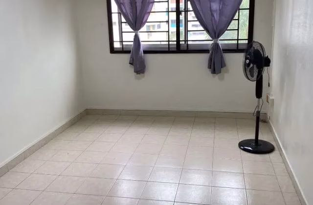 单间出租 • 林厝港 • 725 Jurong West Avenue 5 • S$800 • 4房(3臥室) • 普通房