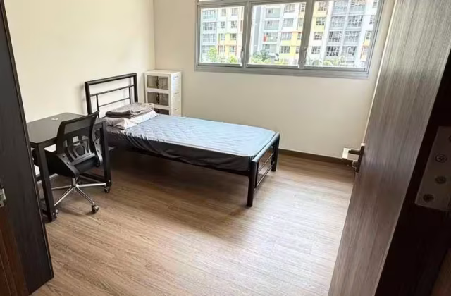 单间出租 • 西部集水区 •  Tampines Street 64 • S$1000 • 4房(3臥室) • 佣人房