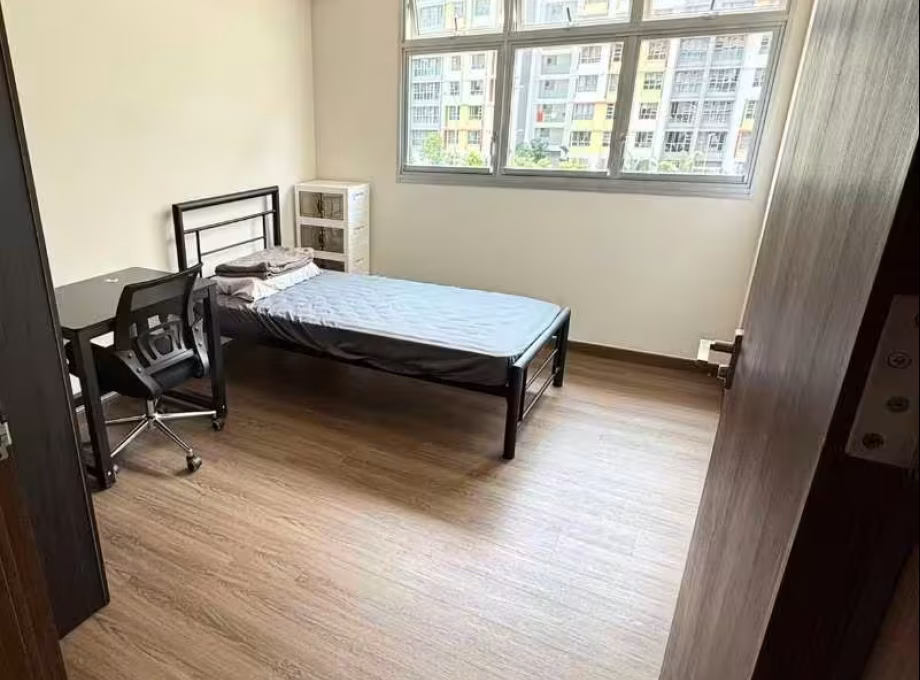 单间出租 • 西部集水区 •  Tampines Street 64 • S$1000 • 4房(3臥室) • 佣人房 照片