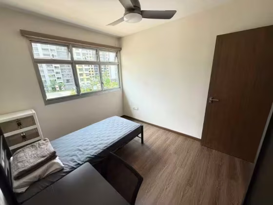 单间出租 • 西部集水区 •  Tampines Street 64 • S$1000 • 4房(3臥室) • 佣人房 照片