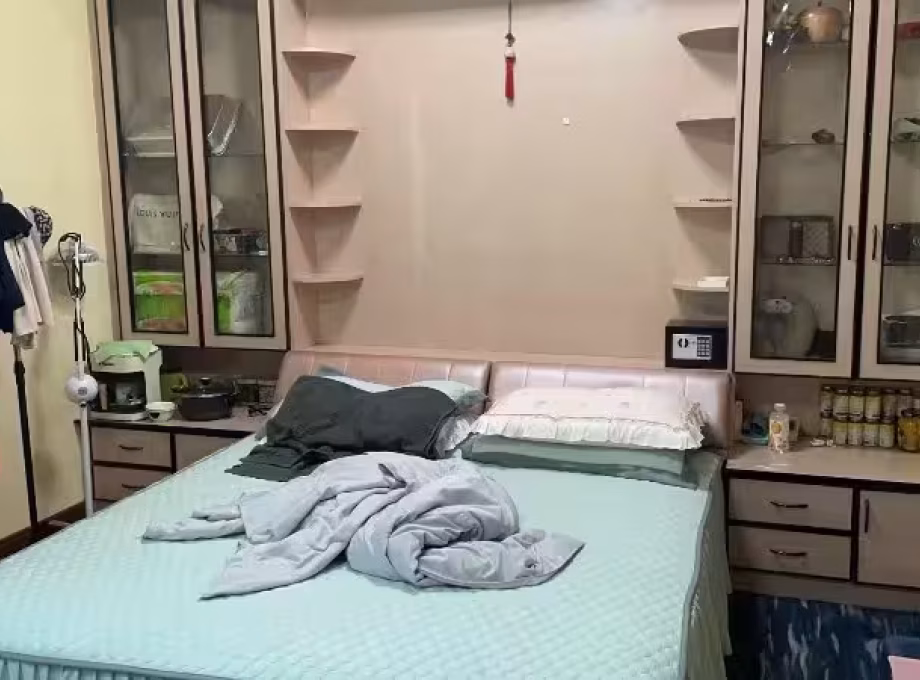 单间出租 • 欧南 •  Canberlin Lodge • S$1600 • 住宅公寓 • 主人房 照片
