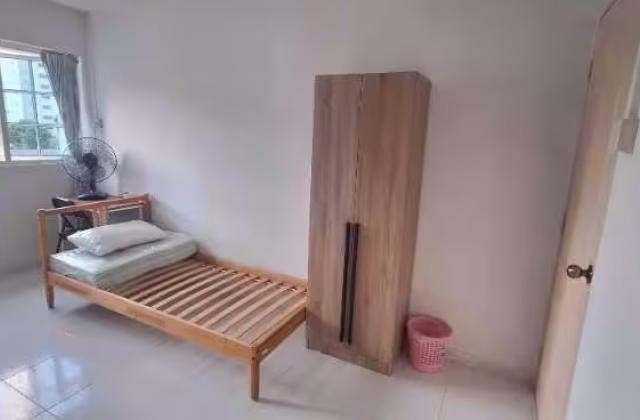 单间出租 • 三巴旺 • 173 Woodlands Street 13 • S$500 • 4房(3臥室) • 佣人房