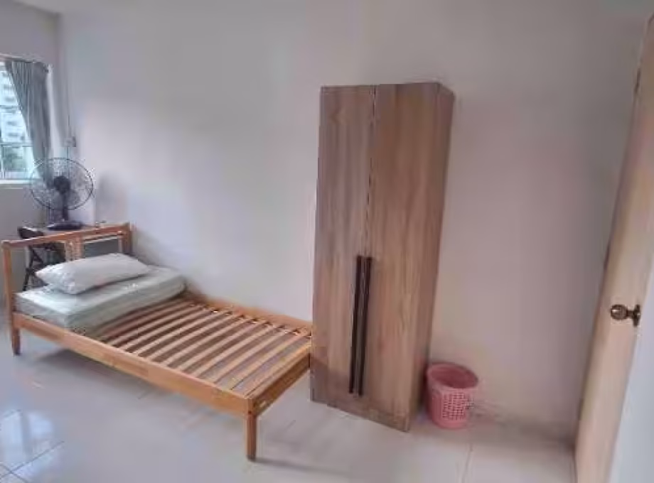 单间出租 • 三巴旺 • 173 Woodlands Street 13 • S$500 • 4房(3臥室) • 佣人房 照片