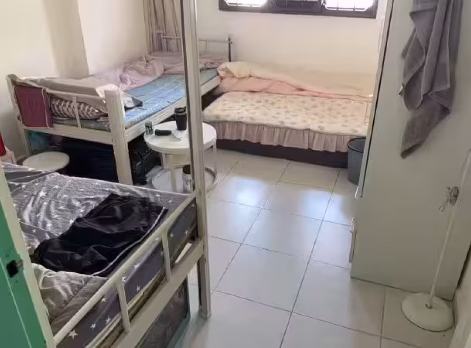 单间出租 • 三巴旺 • 521 Woodlands Drive 14 • S$500 • 3房(2臥室) • 床位出租 照片