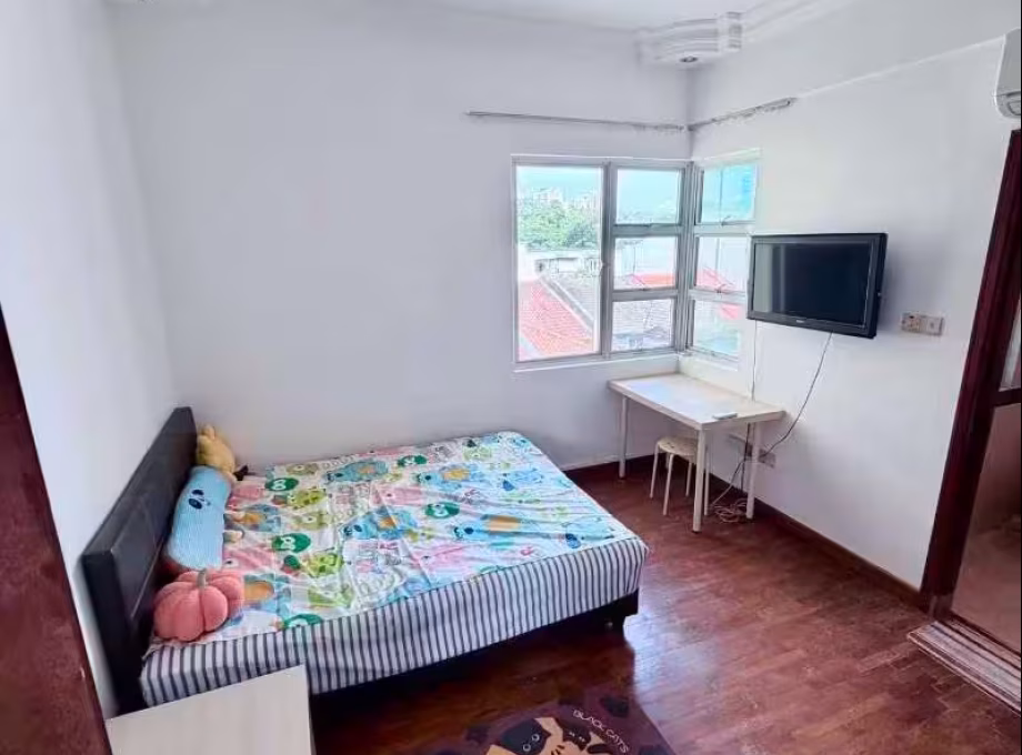 单间出租 • 欧南 •  Canberlin Lodge • S$1800 • 住宅公寓 • 主人房 照片