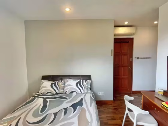 单间出租 • 欧南 •  Simsville • S$1950 • 住宅公寓 • 主人房 照片