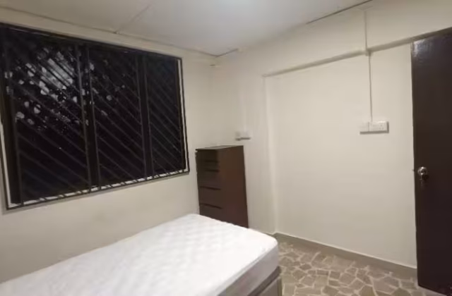 单间出租 • 西部集水区 • 449 Tampines Street 42 • S$800 • 3房(2臥室) • 普通房