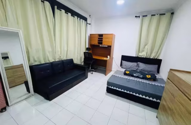 单间出租 • 登加 •  Kim Sia Court • S$1700 • 住宅公寓 • 佣人房