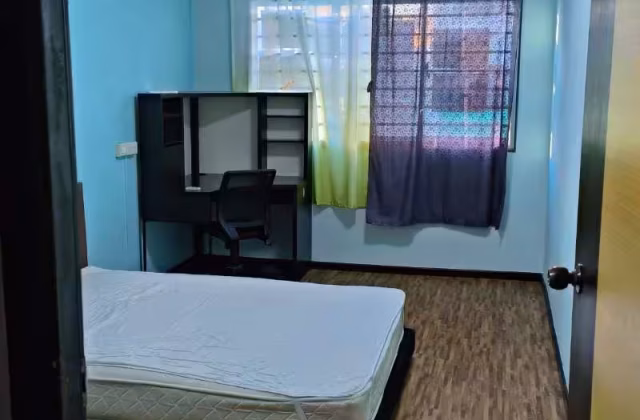 单间出租 • 林厝港 • 748 Jurong West Street 73 • S$1000 • 5房(4臥室) • 佣人房