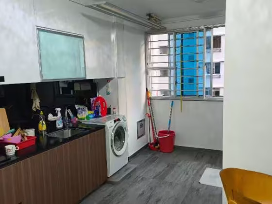 单间出租 • 林厝港 • 748 Jurong West Street 73 • S$1000 • 5房(4臥室) • 佣人房 照片