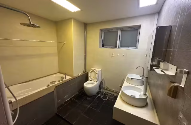 单间出租 • 林厝港 •  Lakepoint Condo • S$1680 • 住宅公寓 • 主人房