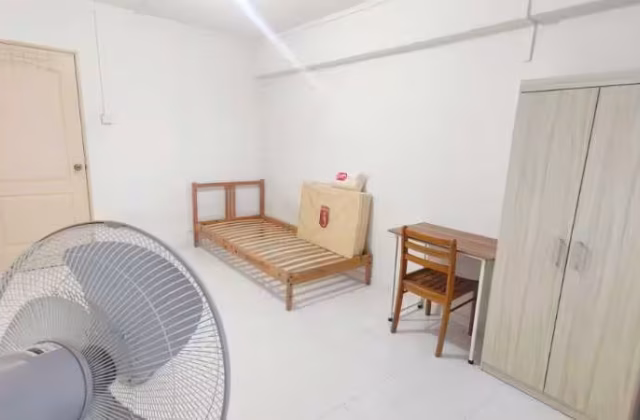 单间出租 • 三巴旺 • 173 Woodlands Street 13 • S$700 • 4房(3臥室) • 普通房