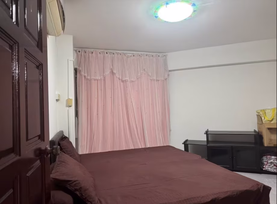 单间出租 • 后港 • 457 Hougang Avenue 10 • S$1200 • 3房(2臥室) • 佣人房 照片